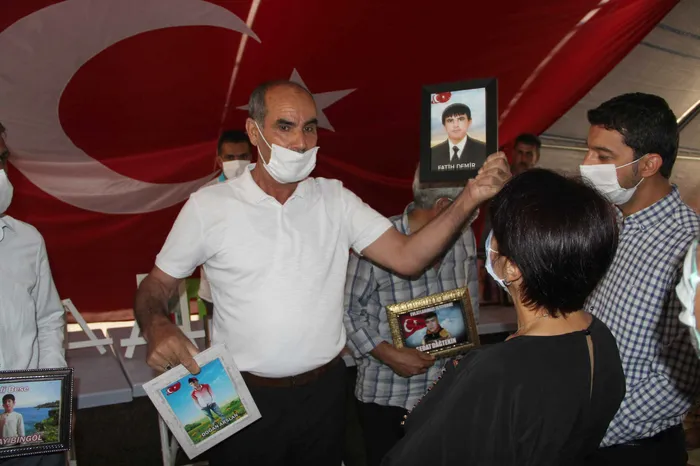 HDP’yi ziyaret ettikten sonra evlat nöbetindeki annelere uğrayan CHP’lilere ailelerden tepki: Ne yüzle geldiniz