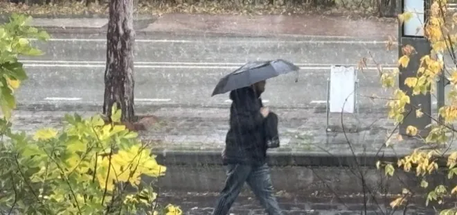 Edirne'de sağanağa yakalanan vatandaşlar kaçacak yer aradı