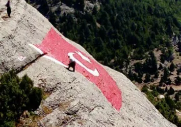 Hopka Dağı’na dev Türk Bayrağı
