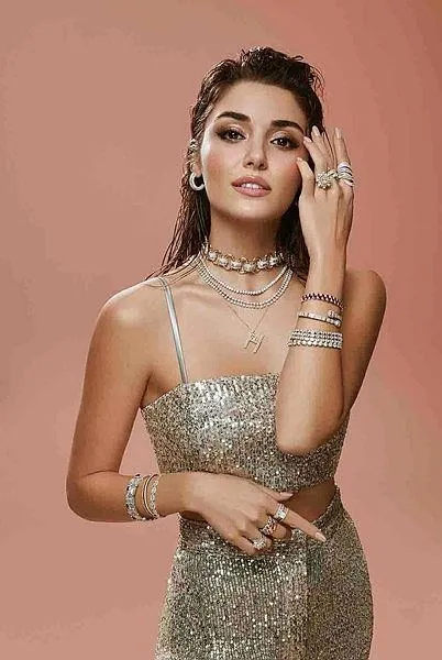 hande-ercel-ve-kardesi-gamze-ercel-italyayi-salladi-geceligi-20-bin-tllik-1649101452672.jpeg Hayranları peşini bırakmadı! Hande Erçel'in bedava İtalya tatili