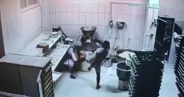 Antalya’da üvey baba eziyeti kamerada! 14 yaşındaki çocuğu öldüresiye dövdü