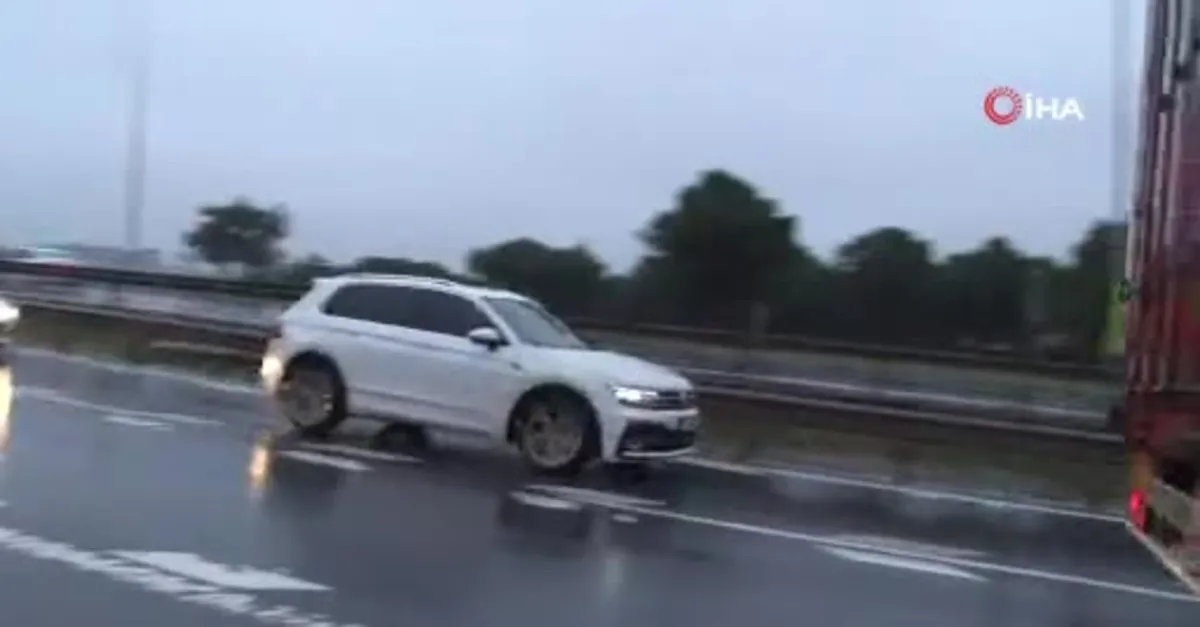 SON DAKİKA: İstanbul Büyükçekmece'de sulu kar yağışı başladı