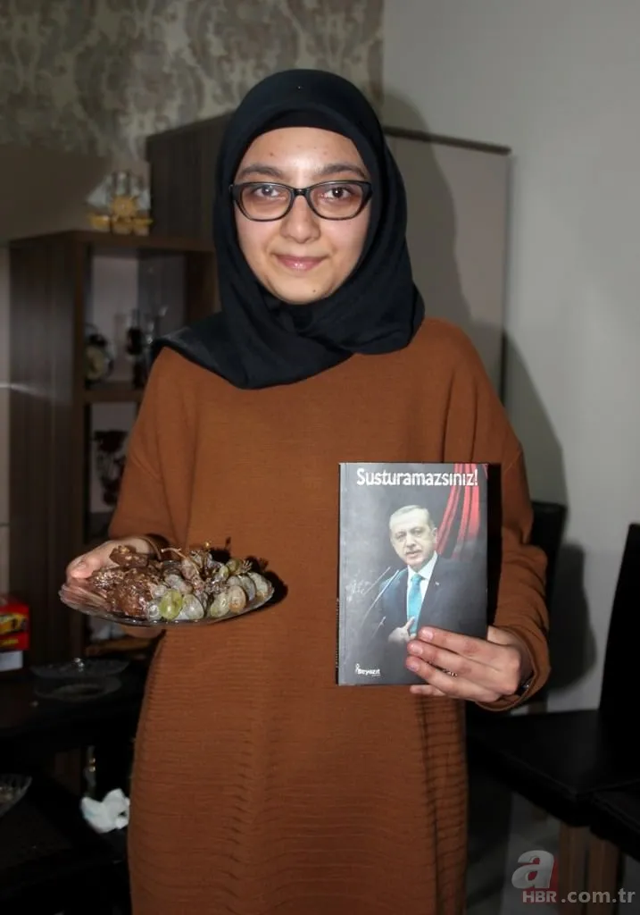 Cumhurbaşkanı Erdoğan pankart açan genç kızın evini ziyaret etti 10