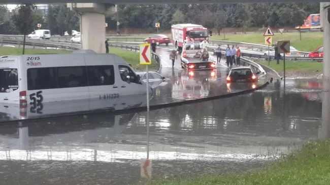 İstanbul Edirnekapı'da yağış nedeniyle araçta mahsur kaldı - 2