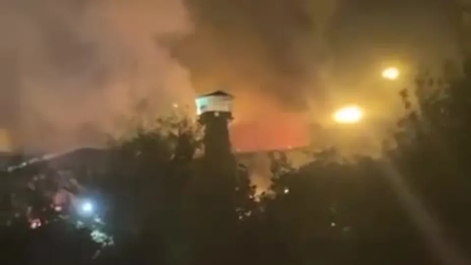 İran karıştı: Hapishanede dev yangın