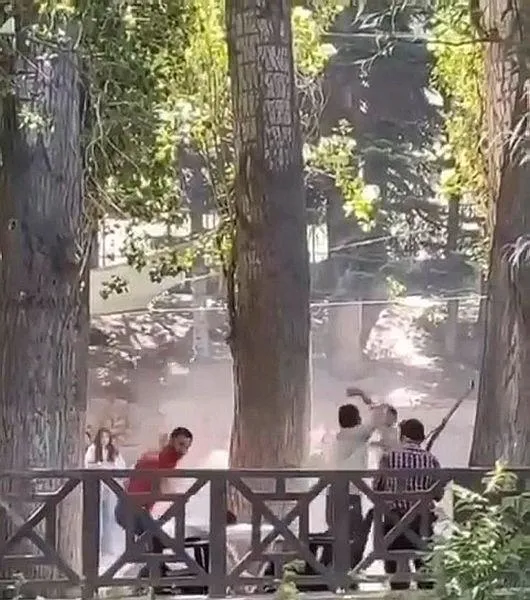 1718708267868.jpeg Konya'da tarım işçileriyle esnaf arasında meydan muharebesi! Taşlı sopalı kavga kamerada! 1'i ağır 8 yaralı - 1