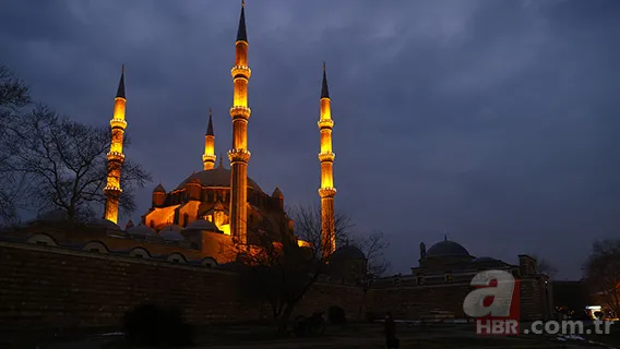Kadir Gecesi ile ilgili AYET VE HADİSLER! Kur'an-ı Kerim'de hangi ayet ve surede geçiyor? Kadir Gecesi'nin hükmü nedir? 7