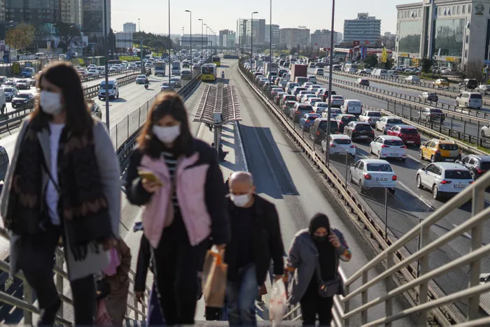 Son dakika: Yılbaşına saatler kaldı! İstanbul'da trafik durma noktasında - 4