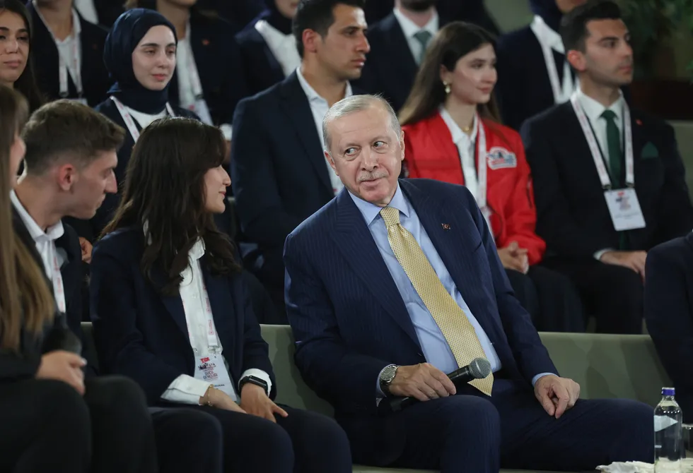 baskan-erdogan-19-mayista-gencler-ve-sporcularla-bir-araya-geldi-kirli-elleri-arkasinda-kim-olduguna-bakmadan-1779221467652.jpg Fotoğraf (AA)