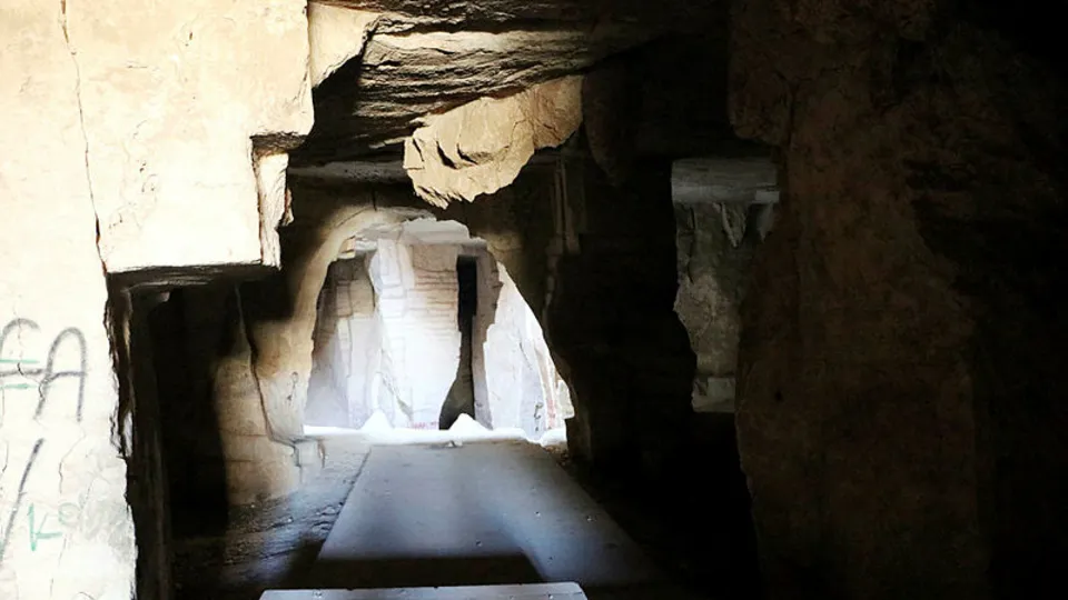 Şanlıurfa'da tarihi mağaranın duvarları yazı tahtasına döndü