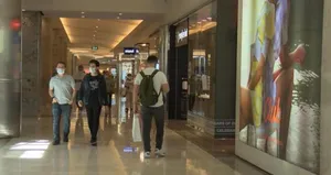 Koronavirüs yasakları kalktı AVM’ler rekor kırdı