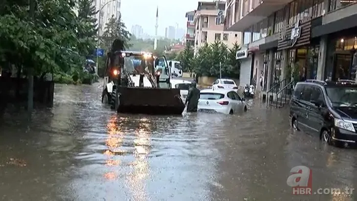 İstanbul’u sağanak vurdu! Yollar göle döndü, araçlar sulara gömüldü | Eminönü’nde dükkanları su bastı