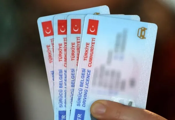 ehliyetlerle-ilgili-flas-gelisme-degistirmeyenler-dikkat-son-tarih-belli-oldu-ehliyet-basvurusu-nasil-yapilir-1648284952428.jpeg Ehliyetlerle ilgili flaş gelişme! Değiştirmeyenler dikkat | Son tarih belli oldu! Ehliyet başvurusu nasıl yapılır? - 7