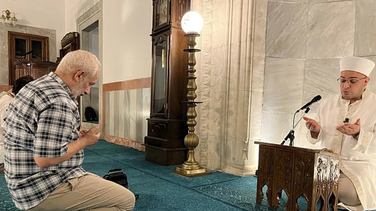Camilerde eller orman yangınlarının sona ermesi için semaya açıldı