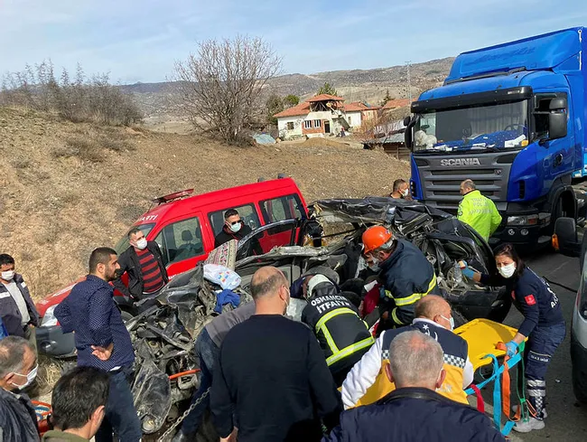 Çorum’da TIR'a çarpan otomobil hurdaya döndü! 1 ölü, 2 yaralı - 2