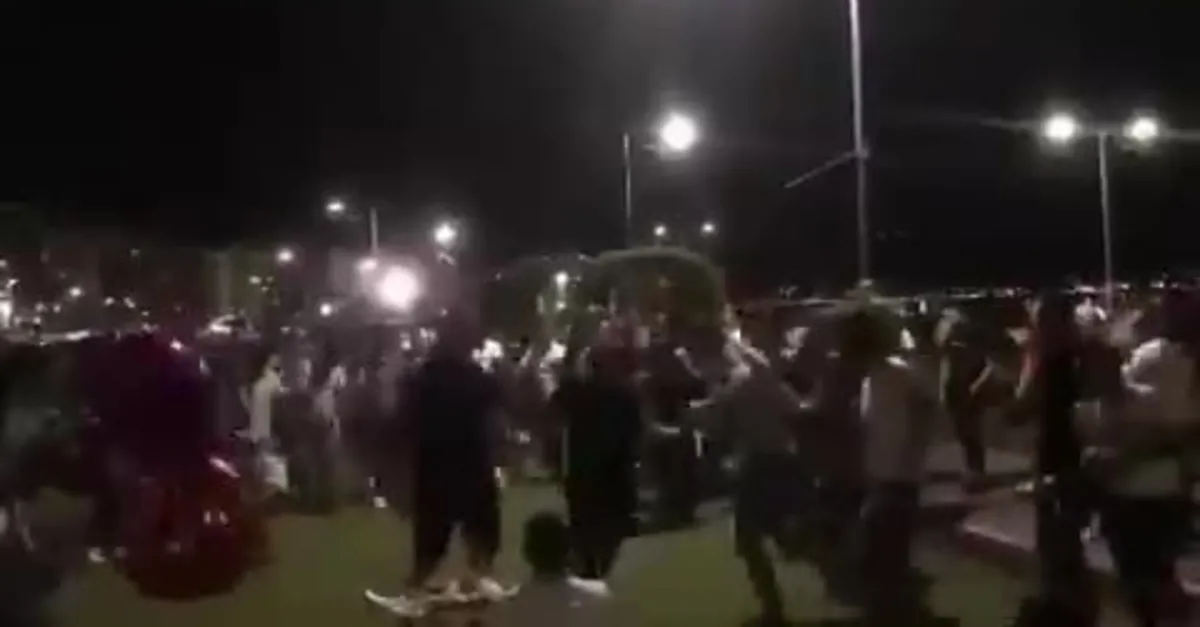 İzmir Kordonboyu'nda sosyal mesafe hiçe sayıldı! Vatandaşlar halay çekti!