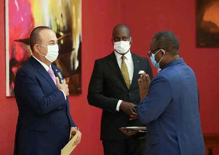 Dışişleri Bakanı Çavuşoğlu’na Gine tarafından Devlet Nişanı verildi