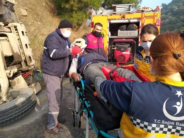 Beton mikseri devrildi! Sıkışan sürücünün yardımına itfaiye ekipleri koştu - 2