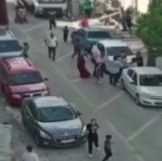 istanbulda-komsularin-savasi-kadinlar-arasinda-basladi-erkekler-de-dahil-oldu-1661160746847.jpg İstanbul’da komşuların savaşı! Kadınlar arasında başladı erkekler de dahil oldu - 1
