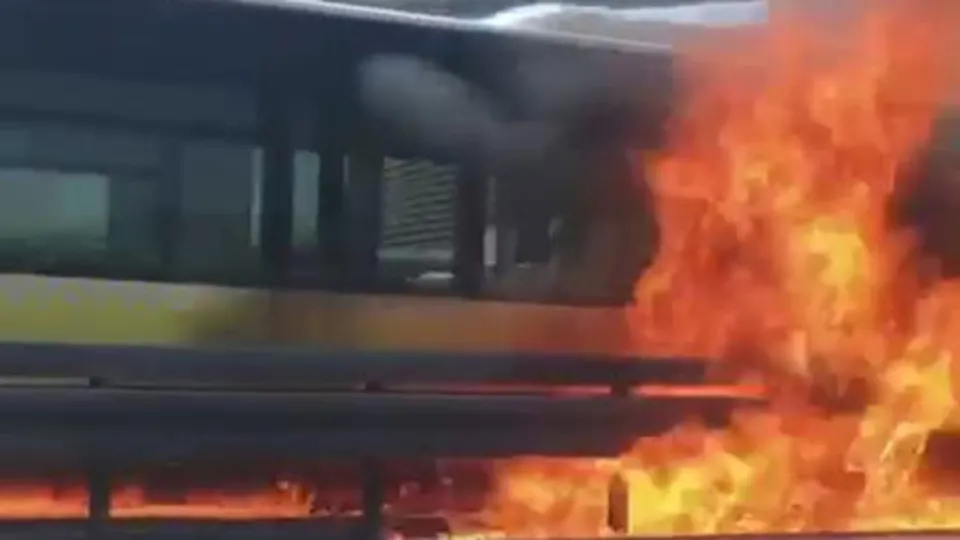 Son dakika: İstanbul'da metrobüste yangın çıktı! İşte ilk görüntüler