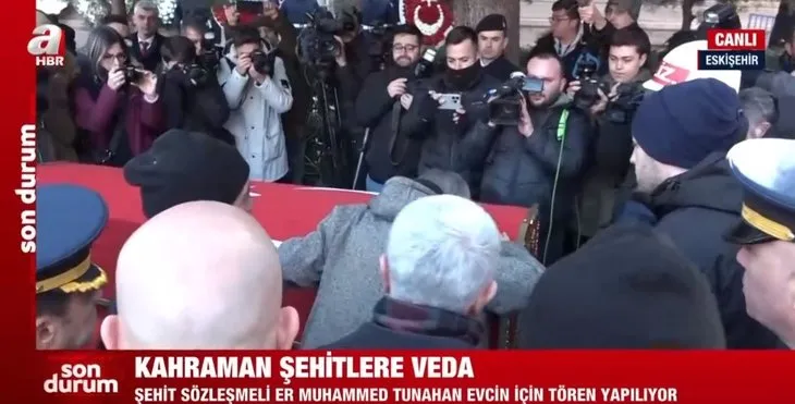 Türkiye şehitlerini uğurluyor! Tabutunun başında gözyaşları sel oldu | Bu acıya yürek dayanmaz