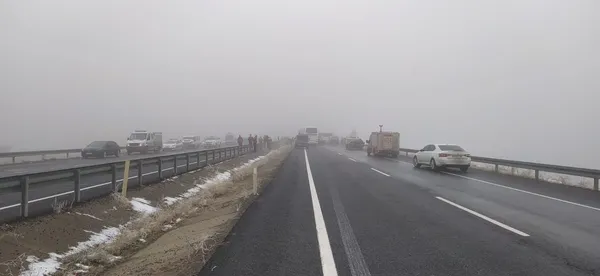 Ağrı'da yoğun sis kaza getirdi! Zincirleme kazada çok sayıda yaralı var - 1