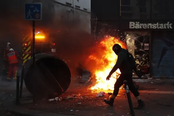 Fransa’da polis şiddeti nedeniyle sokaklar yangın yeri: Protestocular Macron’un istifasını istiyor