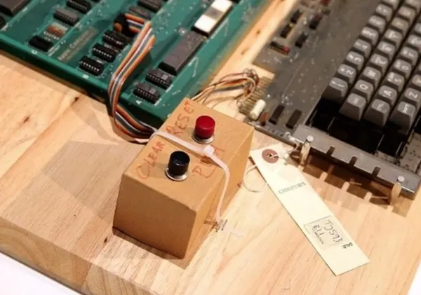 Apple’ın ilk bilgisayarı satışa çıktı!