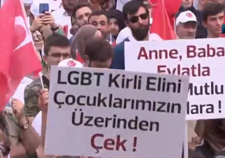 LGBT’ye karşı Büyük Aile Yürüyüşü: "LGBT kirli elini çocuklarımızın üzerinden çek"