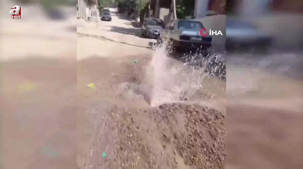 Bayraklı'da bozuk yollar isyan ettirdi! Vatandaş çareyi halı sermekte buldu