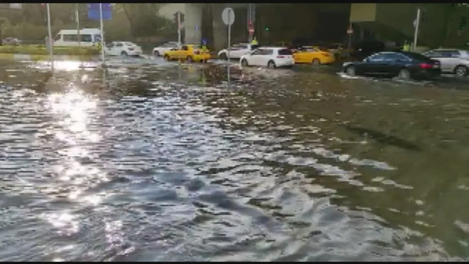 Mecidiyeköy'de yollar göle döndü! Trafik kilit