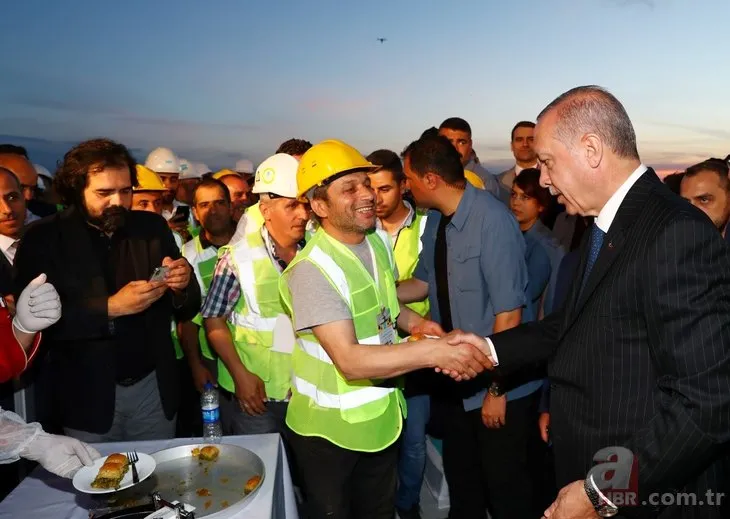 Cumhurbaşkanı Erdoğan’dan havalimanı çalışanlarına baklava ikramı