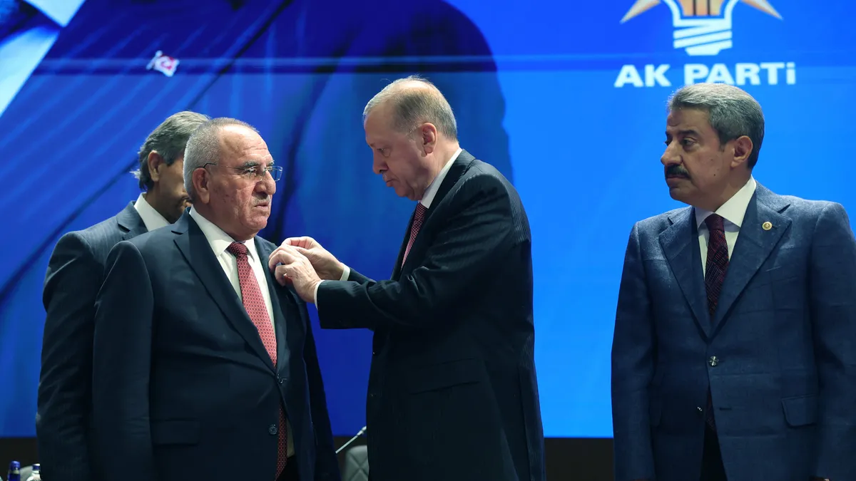 4 belediye başkanı AK Parti'ye katıldı! Rozetleri Başkan Erdoğan taktı