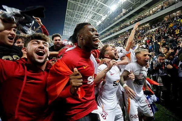 Galatasaray şampiyon oldu taraflar sokaklara döküldü! 81 ilden sevinç görüntüleri...