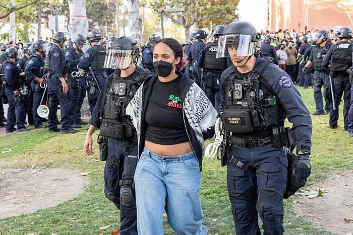 abdde-guney-california-universitesinde-polis-gazze-dayanisma-kampini-dagitti-1714932969199.jpeg ABD'de Gazze direnişi! Polis Güney California Üniversitesi'nde Gazze Dayanışma Kampı'nı dağıttı - 1