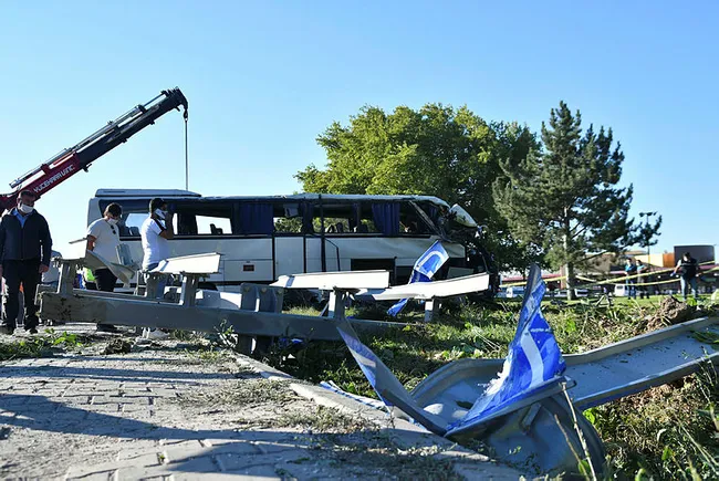 Eskişehir’de feci kaza! İşçi servisi devrildi: 2 ölü 12 yaralı - 1