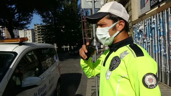 taksimde-turistlerden-rezil-hareket-ehliyetsiz-yakalandilar-once-polislerin-fotograflarini-cekti-sonra-rusvet-1656660365705.jpg Taksim’de turistlerden rezil hareket! Ehliyetsiz yakalandılar: Önce polislerin fotoğraflarını çekti, sonra rüşvet teklif etti - 7