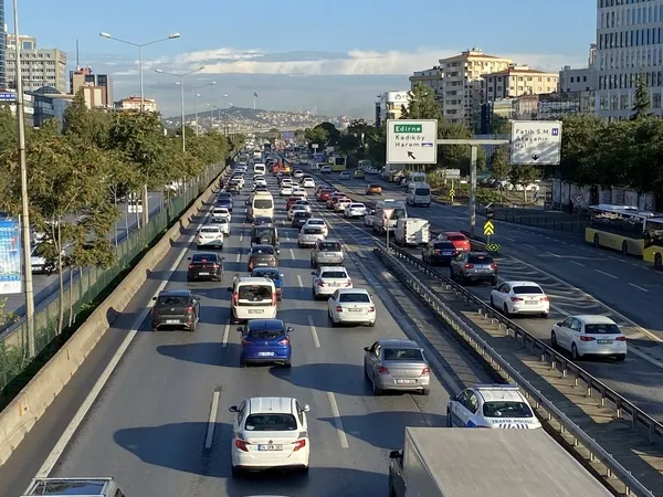 istanbulda-cuma-trafigi-yogunluk-yuzde-80-olarak-olculdu-1663915715452.jpg
