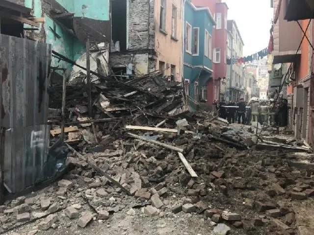 Son dakika İstanbul Balat’ta 3 katlı bina çöktü!