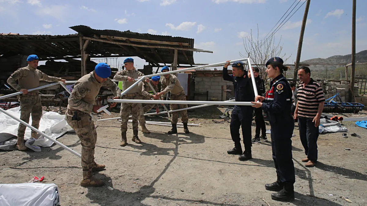 Mehmetçik Tokat'taki depremzedeler için seferber oldu! Çadırları alıp yardıma koştular! O anlar A Haber ekranlarında...