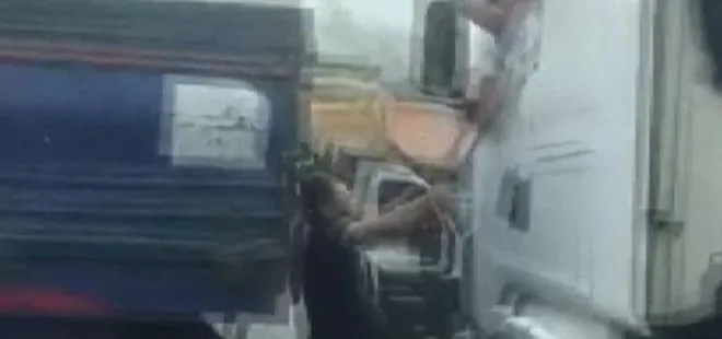 İstanbul’da yol verme meselesi! Sopalı çekiçli kavga kamerada