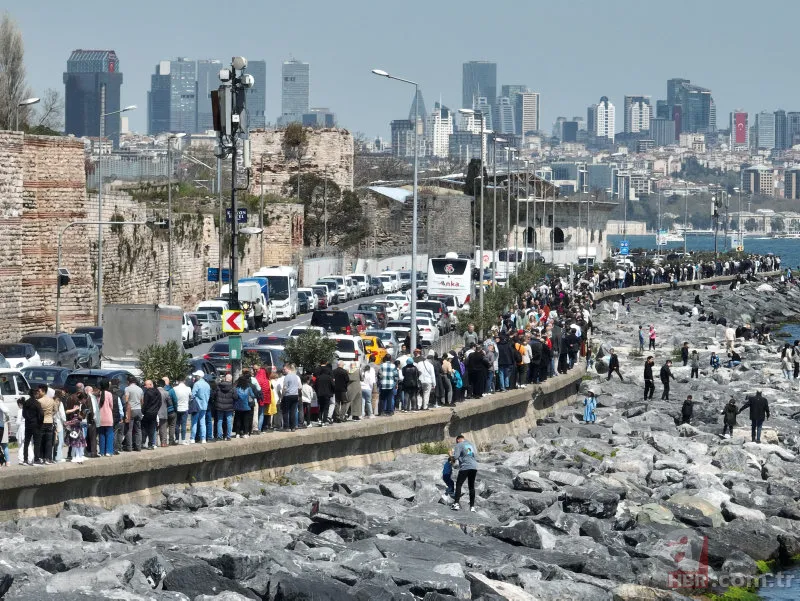 TCG Anadolu'da bayram yoğunluğu! Kuyruğun sonunu görebilmek mümkün değil... Vatandaş A Haber'de anlattı: Gururun simgesi 22