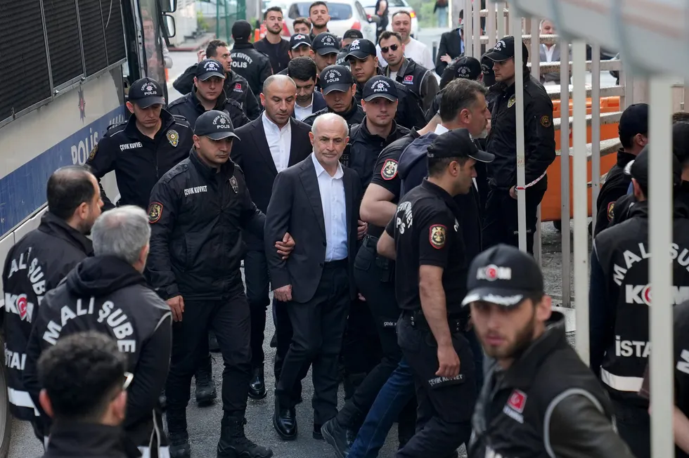 chpli-buyukcekmecede-yolsuzluk-carki-villa-rusveti-ve-basketbol-takimi-uzerinden-kirli-para-trafigi-1777650824867.jpg CHP'li Büyükçekmece’de yolsuzluk çarkı! Villa rüşveti ve basketbol takımı üzerinden kirli para trafiği - 5