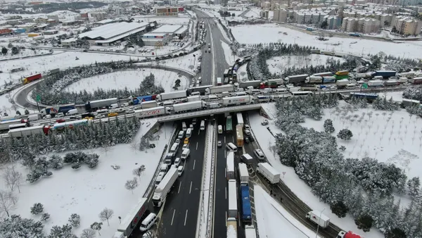 1613476502908.jpg Kar ulaşımı aksattı! Şekerpınar'da kilometrelerce araç kuyruğu oluştu - 3