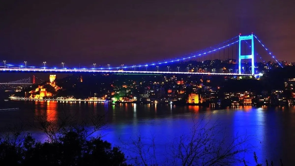 FSM Köprüsü Dünya Denizcilik Günü için mavi renkte ışıklandırıldı