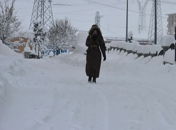Bitlis'te kar kalınlığı 50 cm! Şehir beyaz gelinliğini giydi - 1