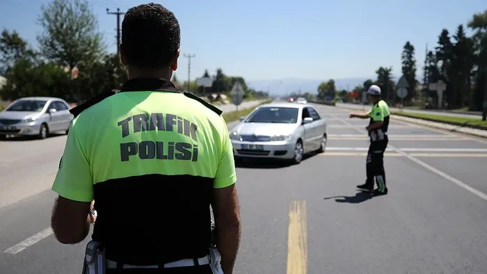 Trafikte bunları yapanlar yandı! Ehliyete 3 yıl el konulacak
