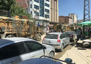Yüksekova’dan sınıra askeri sevkıyat