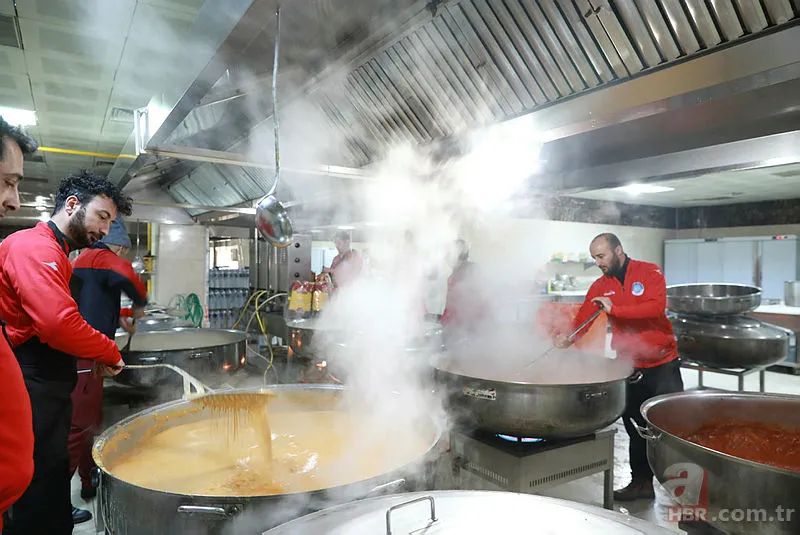 Ünlü şefler depremzedeler için seferber oldu! Şef Danilo Zanna kazanın başına geçti 6