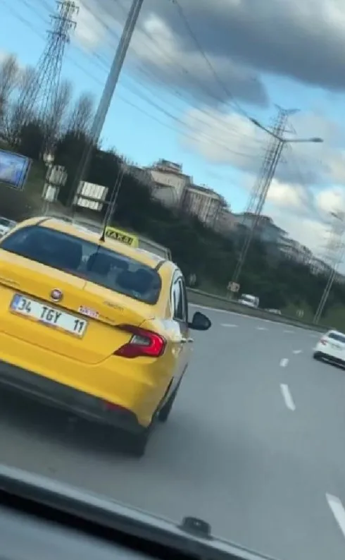 temde-taksici-kadin-surucuye-kabus-oldu-ciglik-cigliga-diger-suruculerden-yardim-istedim-1642497238222.jpg TEM'de taksici kadın sürücüye kabus oldu: Çığlık çığlığa diğer sürücülerden yardım istedim - 3